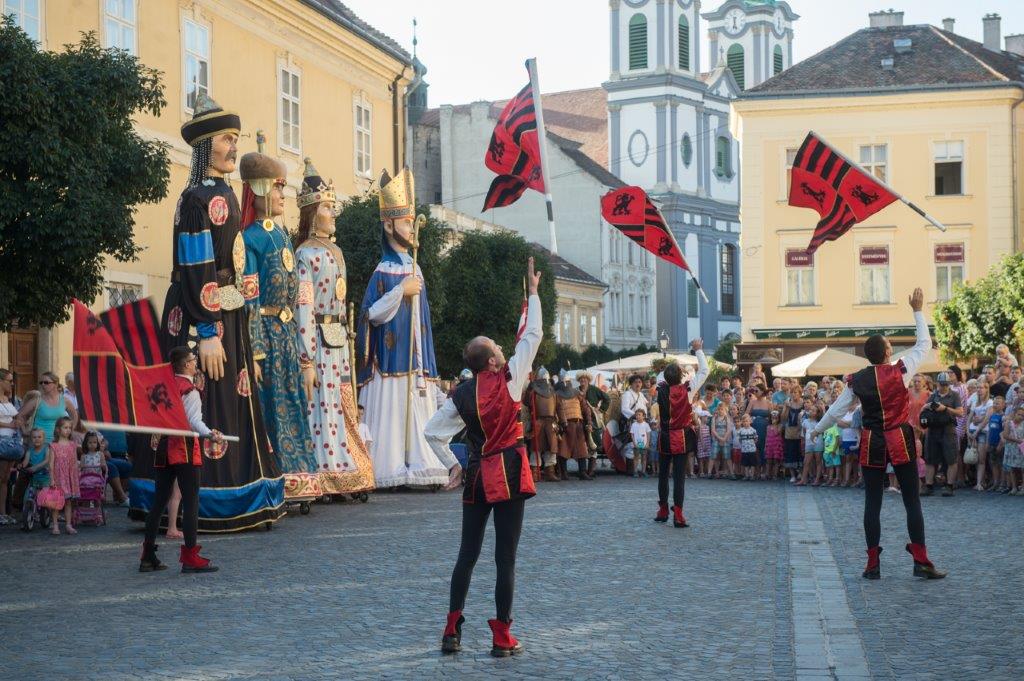 A Koronázási Ünnepi Játékokra készültek az óriásbábok a Belvárosban