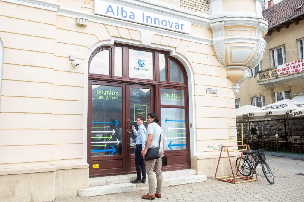 Miniszterelnöki biztosi látogatás az Alba Innovárban