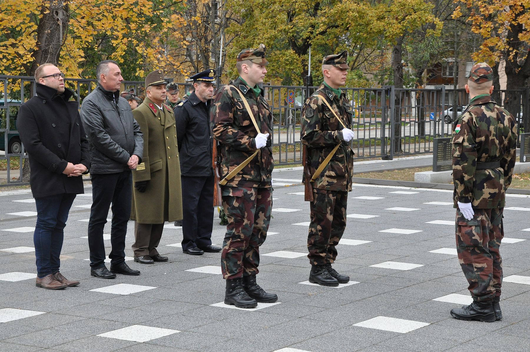 Koszorúzások Székesfehérvár katonatemetőiben Halottak Napja alkalmából