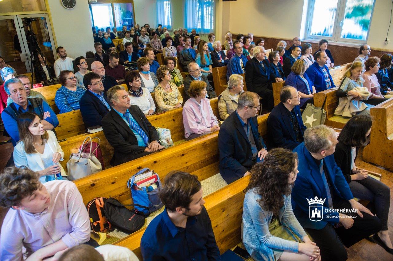 A Baptista Gyülekezet istentisztelete az imaház felújítása előtt