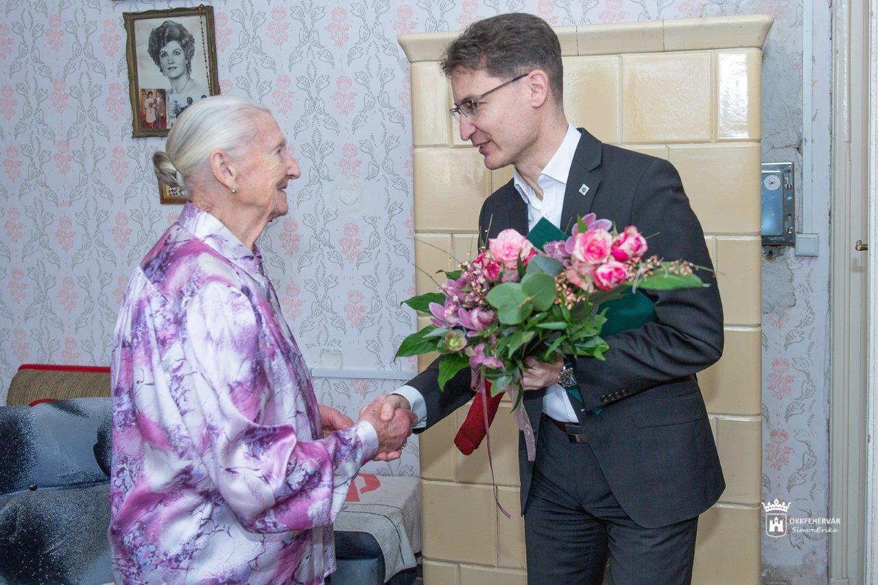 Székesfehérvár polgármestere is köszöntötte a 90 éves Kalmár Lászlónét