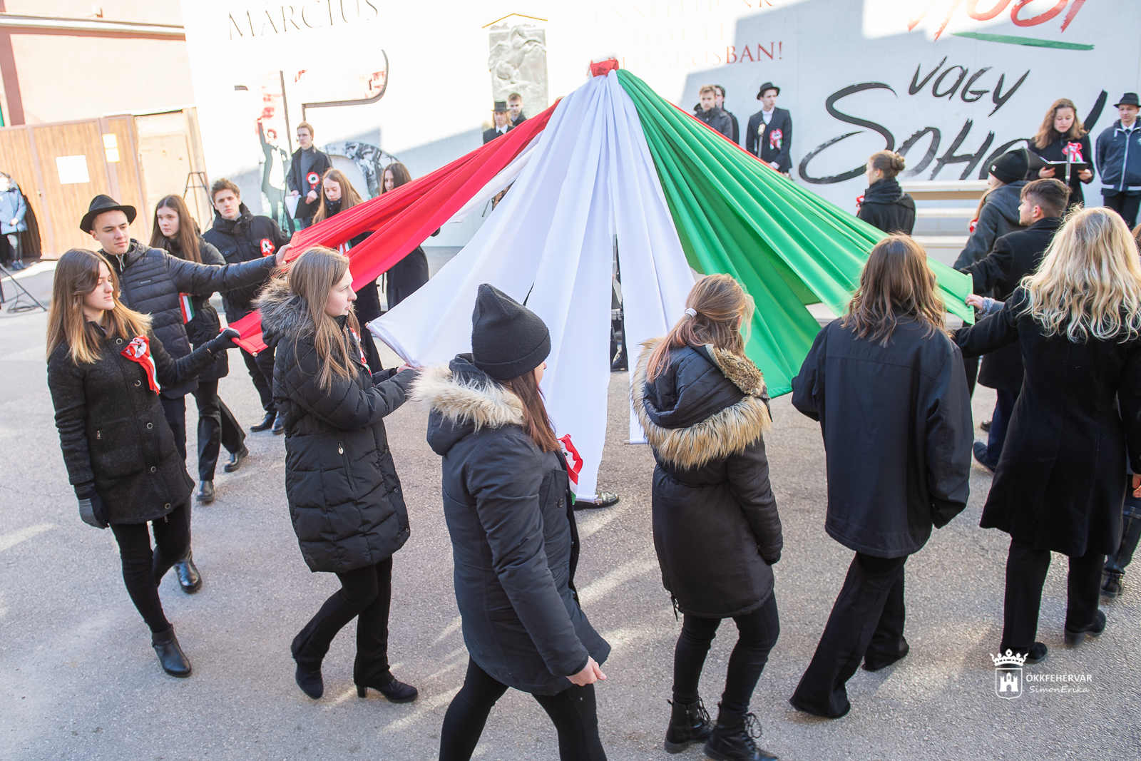 Cisztercis diákok emlékeztek 48-ra a Fekete Sas Szállónál
