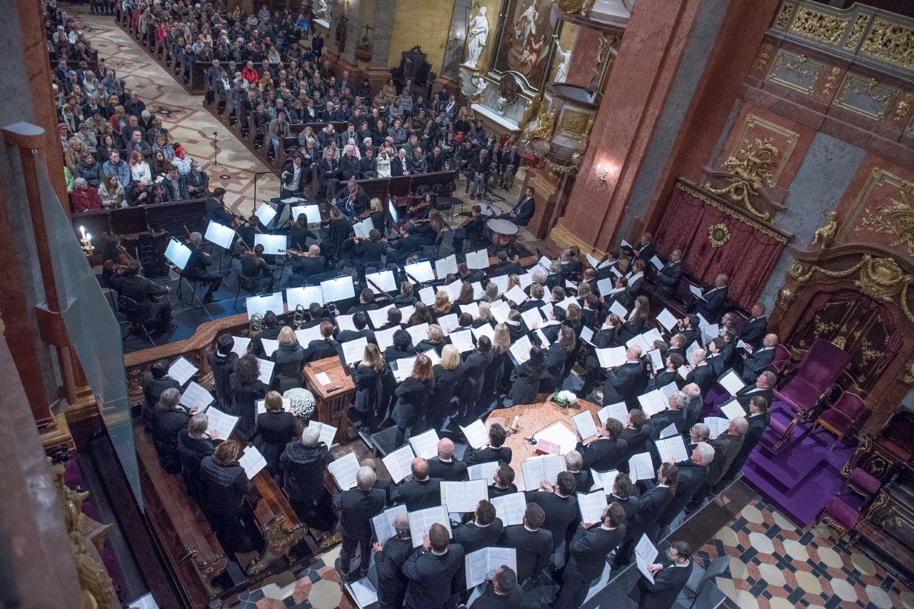 Halottak napi koncert a Szent István Székesegyházban