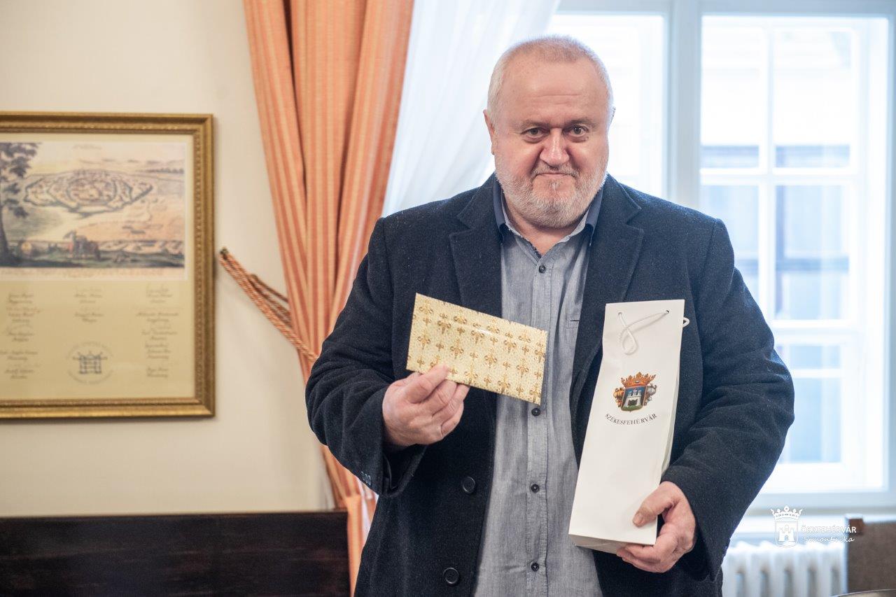 A nyugdíjba vonuló dr. Csizek Tibor rendőr ezredest köszöntötték a Városházán