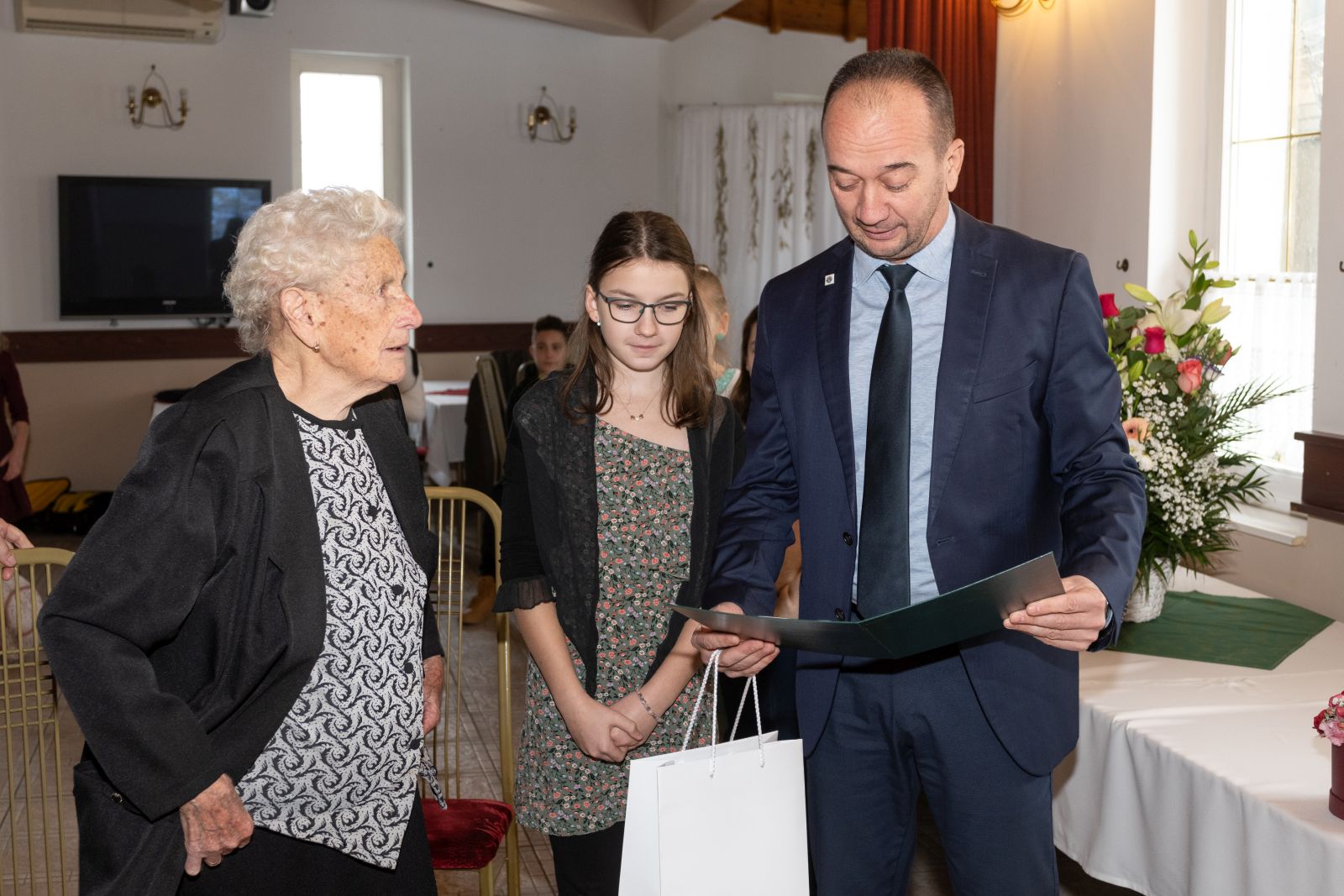 A 95 éves Osztotics Istvánné Maris nénit köszöntötték
