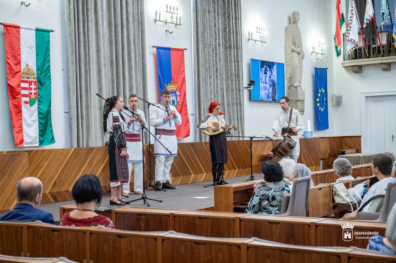 Így muzyikáltak a Pusztinai Kakasok a Városházán