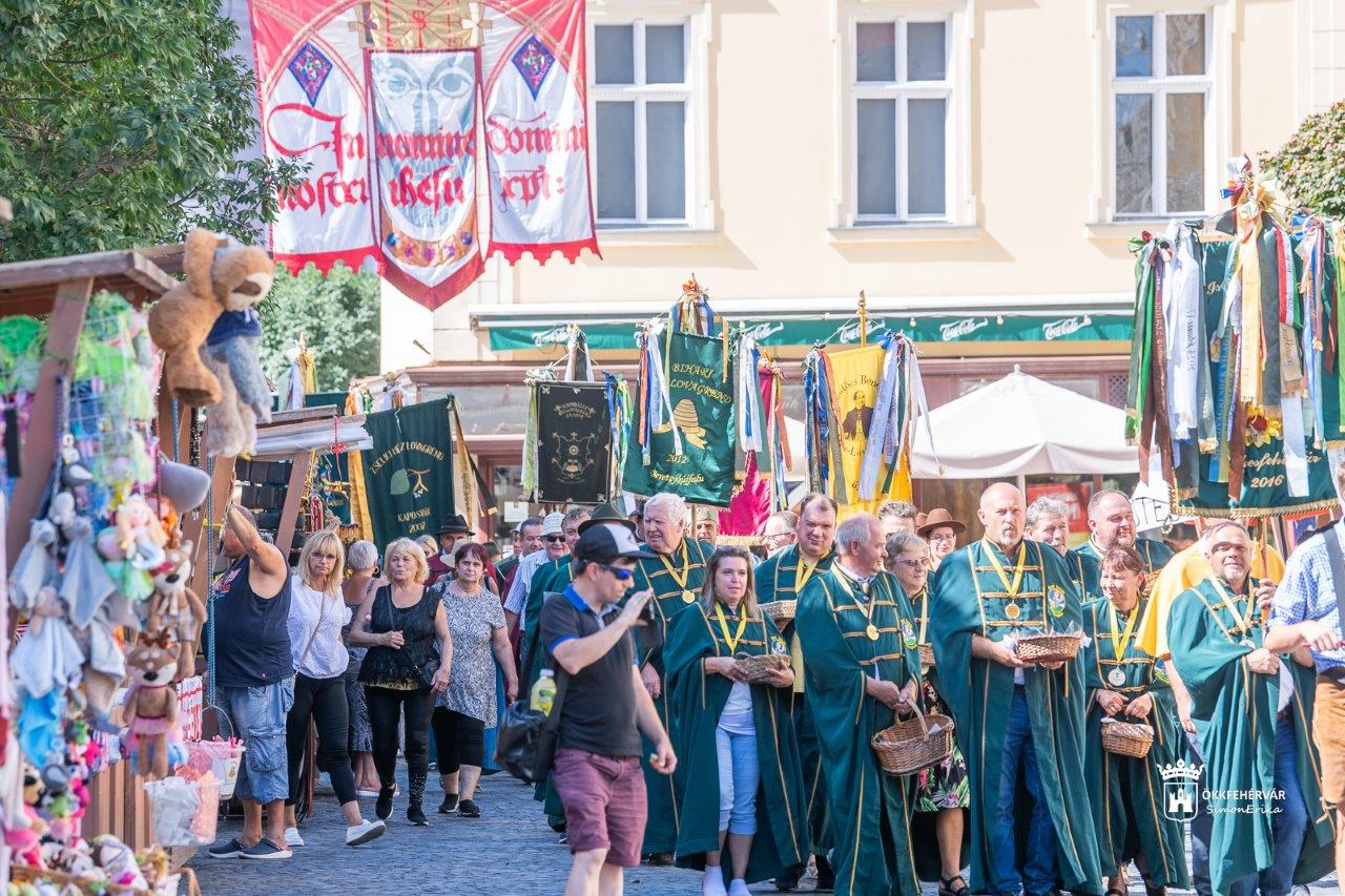 A mézlovagrendek felvonulásával zárult a Fehérvári Mézünnep