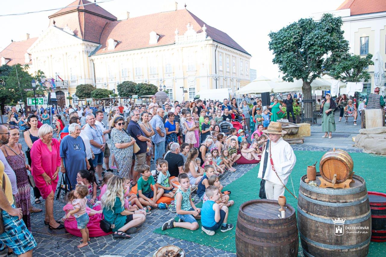 Pannon mesék a Városház téren a Szabad Színházzal