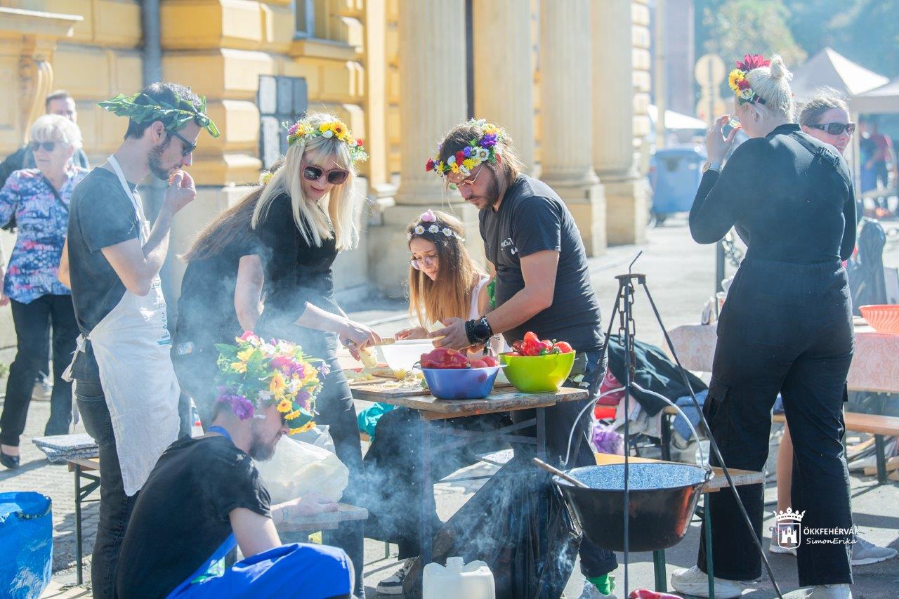 Gyönyörű idő és jó hangulat az idei Lecsófőző Vigasságon