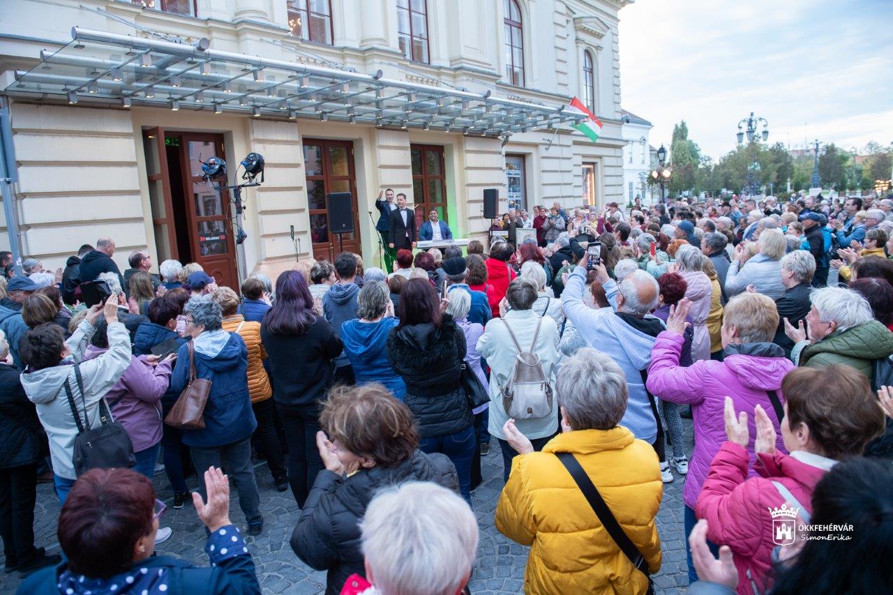 Operett napja a Vörösmarty Színház előtt