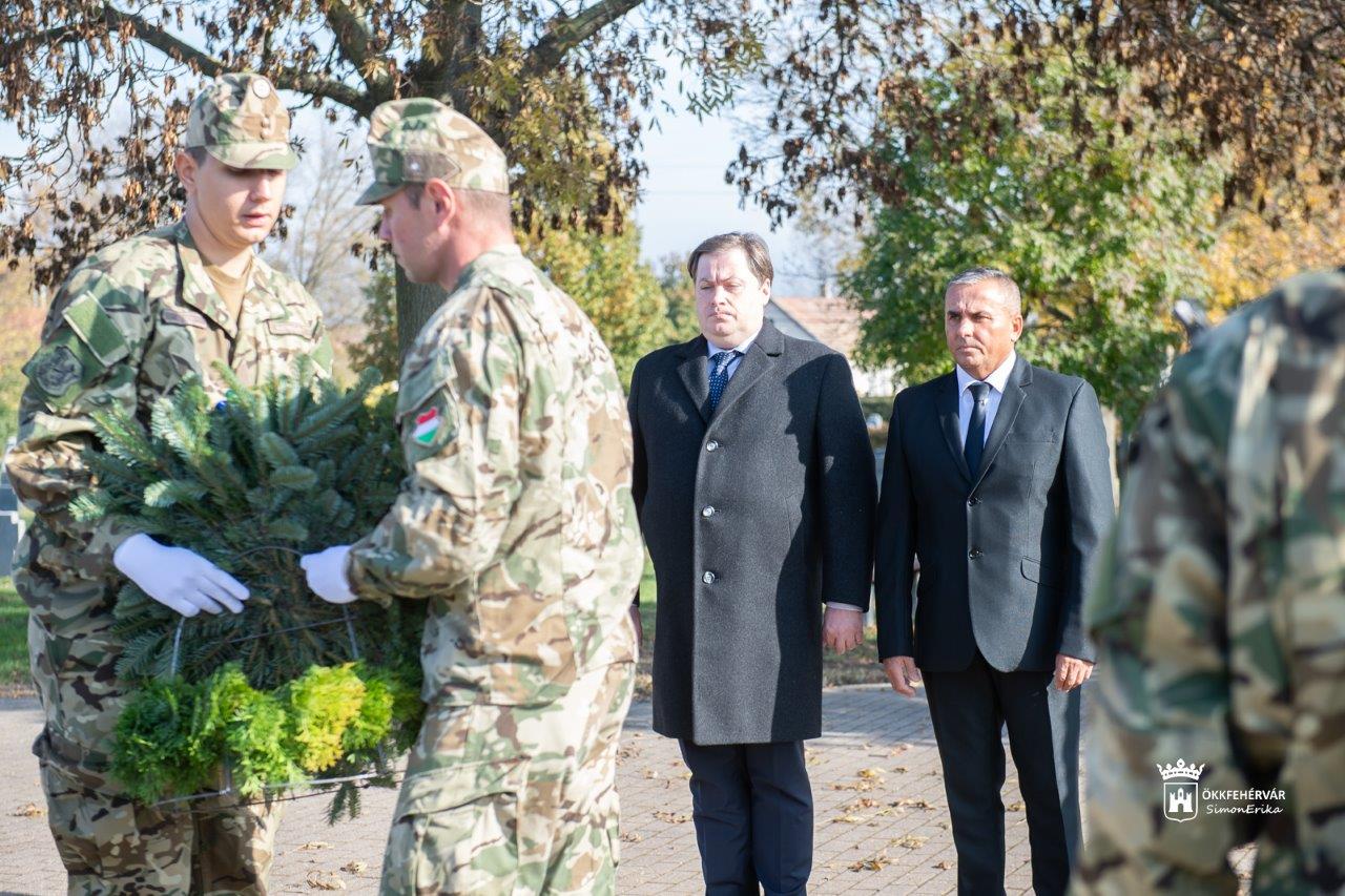 Halottak napi tiszteletadás a katonatemetőkben és emlékhelyeken