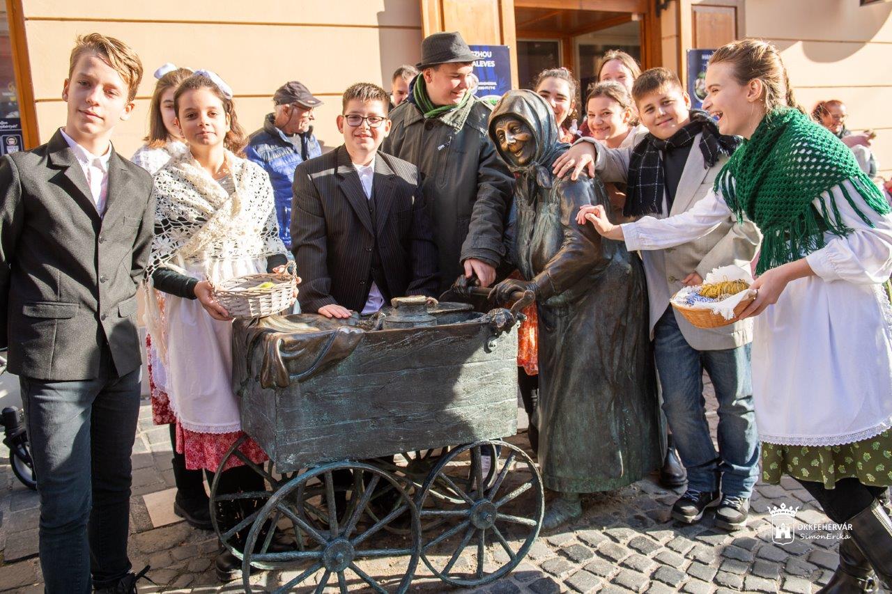 Felsővárosi iskolások ünnepeltek Kati néni szobránál