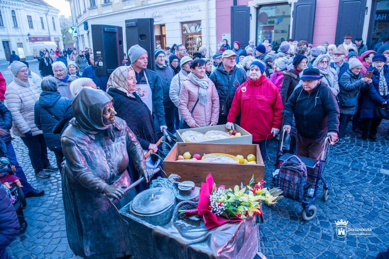 Katalin nap Kati néninél a Liszt Ferenc utcában 2024.