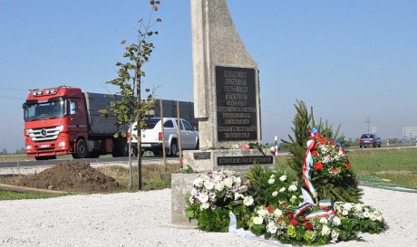 A negyven évvel ezelőtti buszbalesetre emlékeznek a 62-es számú főúton