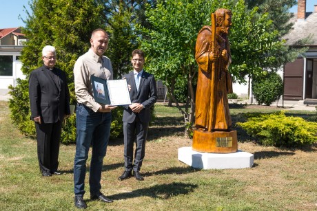 Szoboravató és autóátadás a Kríziskezelő Központ udvarán