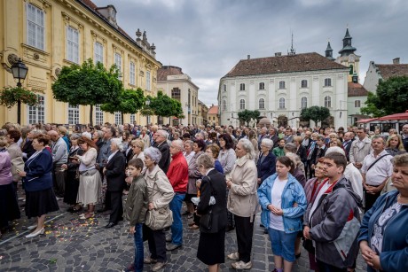 Székesfehérvár közös Úrnapi körmenetét tartották a Belvárosban