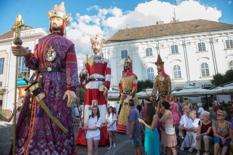 Most szombaton is megnézhetjük az óriásbábokat a Belvárosban