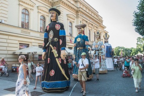 Az augusztusi Koronázási Ünnepi Játékokra készültek az óriásbábok a Belvárosban