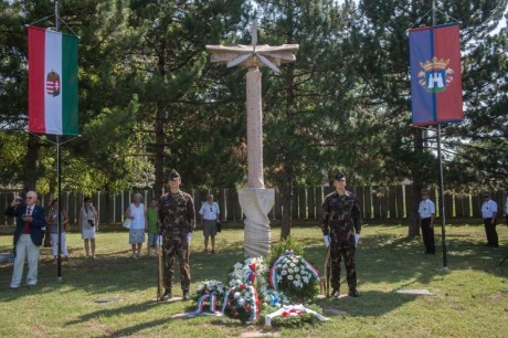 A Repülős és Ejtőernyős Emlékműnél tisztelegtek a katonatársak