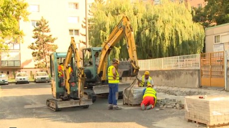 Szeptemberig tart a Sarló utcában az elöregedett távhővezetékek cseréje