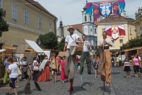 Boszorkányok és komédiások várják a családokat a középkori Belvárosban