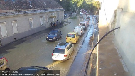 A város egyik ívóvíz-főnyomóvezetéke tört el a Zichy ligetnél