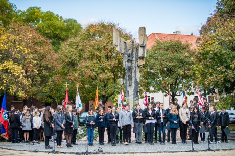 A magyar Golgotára emlékeztek a Corpus Hungaricum szobornál