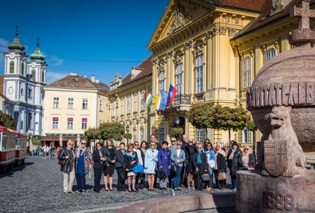 A Magyarországra akkreditált nagykövetek hozzátartozói ismerkedtek a királyi várossal