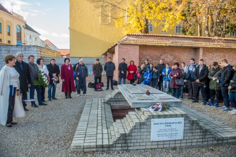 A Nemzeti Emlékhelyen koszorúzással kezdődött az Összmagyar Diákbajnokság