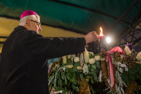 Az első adventi gyertyát gyújtották a Püspöki Palota udvarán