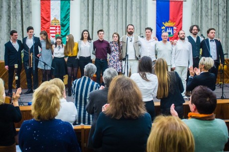 A Versünnep döntősei és a Misztrál együttes adtak adventi gálaműsort