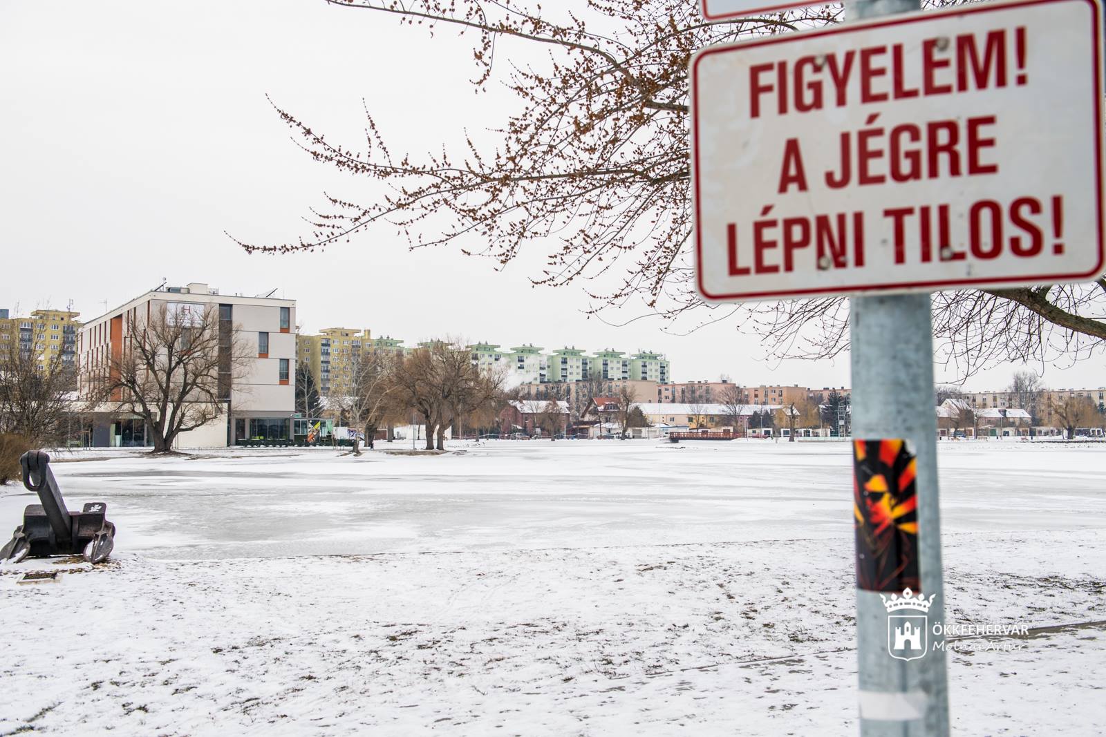 Veszélyes és tilos a város tavainak jegére lépni!