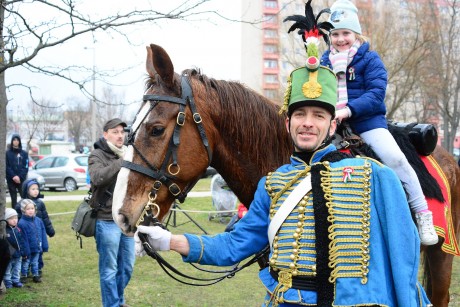 Idén is meglovagoltatták a gyerekeket a Fehérvári Huszárok Március 15-én