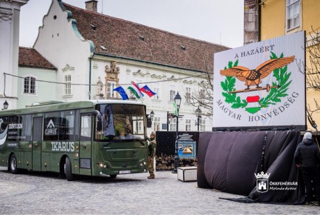 Pénteken délután bárki felszállhat az új Ikarus buszokra a Városház téren