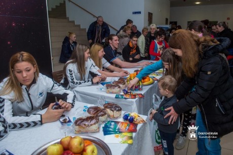 Kosarasokkal, kézilabdázókkal osztott adományt a SZETA