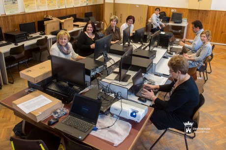 Laptop a tanároknak, tablet az ötödikes diákoknak a Kodályban