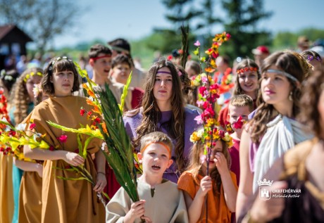 Florália a Gorsiumban – látványos időutazással köszöntötték a tavasz istennőjét