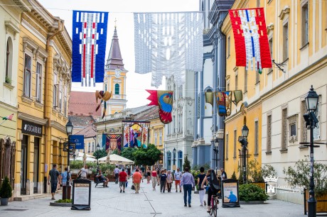 A Fő utca fölött már lobognak a művész-zászlók