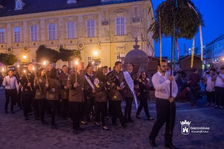 Világost a Geósnak! - selmeci hagyományok szerint köszöntek el a valétálók Fehérvártól