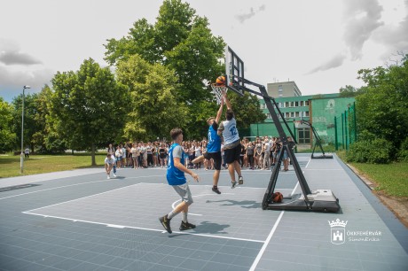 B33-as kosárlabdapályákat adtak át Székesfehérváron a Deák udvarán