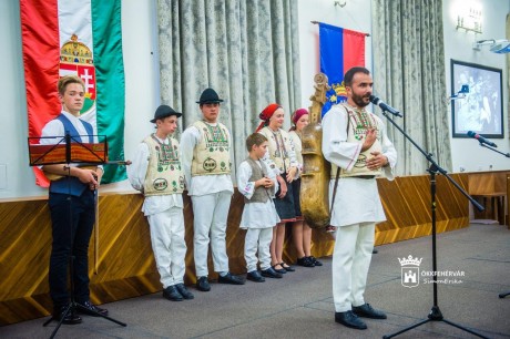 Dalok, táncok, anekdoták - gyimesi csángó vendégek műsoros estje a Városházán