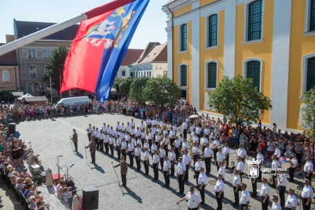 Trombitaszó és dobpergés - újra katonazene töltötte meg a várost