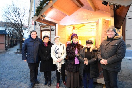 Megnyitott a Szeretetházikó - december 14-ig várják a Városház téren az adományokat