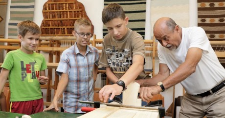 Mesék fába oltva - Láng György fafaragó munkáiból nyílik kiállítás