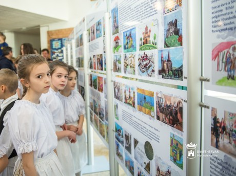 Színes ceruzák varázsa - honvédelmi vándorkiállítás nyílt a Kossuth Iskolában