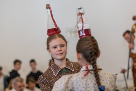 Mezőföld virágai - négy korcsoportban mutatkoztak be a táncosok