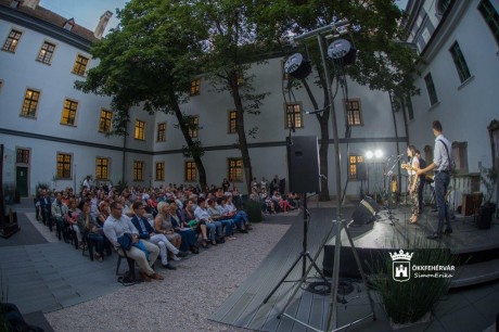 Fehérvári Versünnep jubileumi gálaműsor a Szent István Király Múzeum Díszudvarán