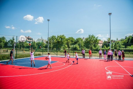 Új burkolatot kapott a Túrózsáki úti Szabadidőpark kosárpályája