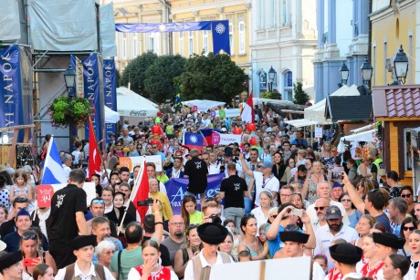 Királyi Játéktér, gyermekjátszó, térzene és néptánc minden mennyiségben