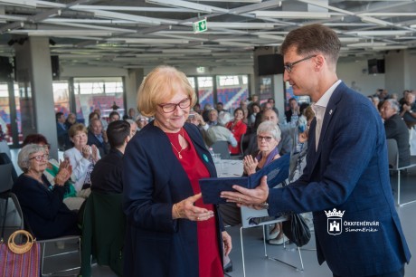 Polgármesteri Emlékéremmel köszöntötték dr. Mayer Gizellát a XV. Senior Orvos Találkozón